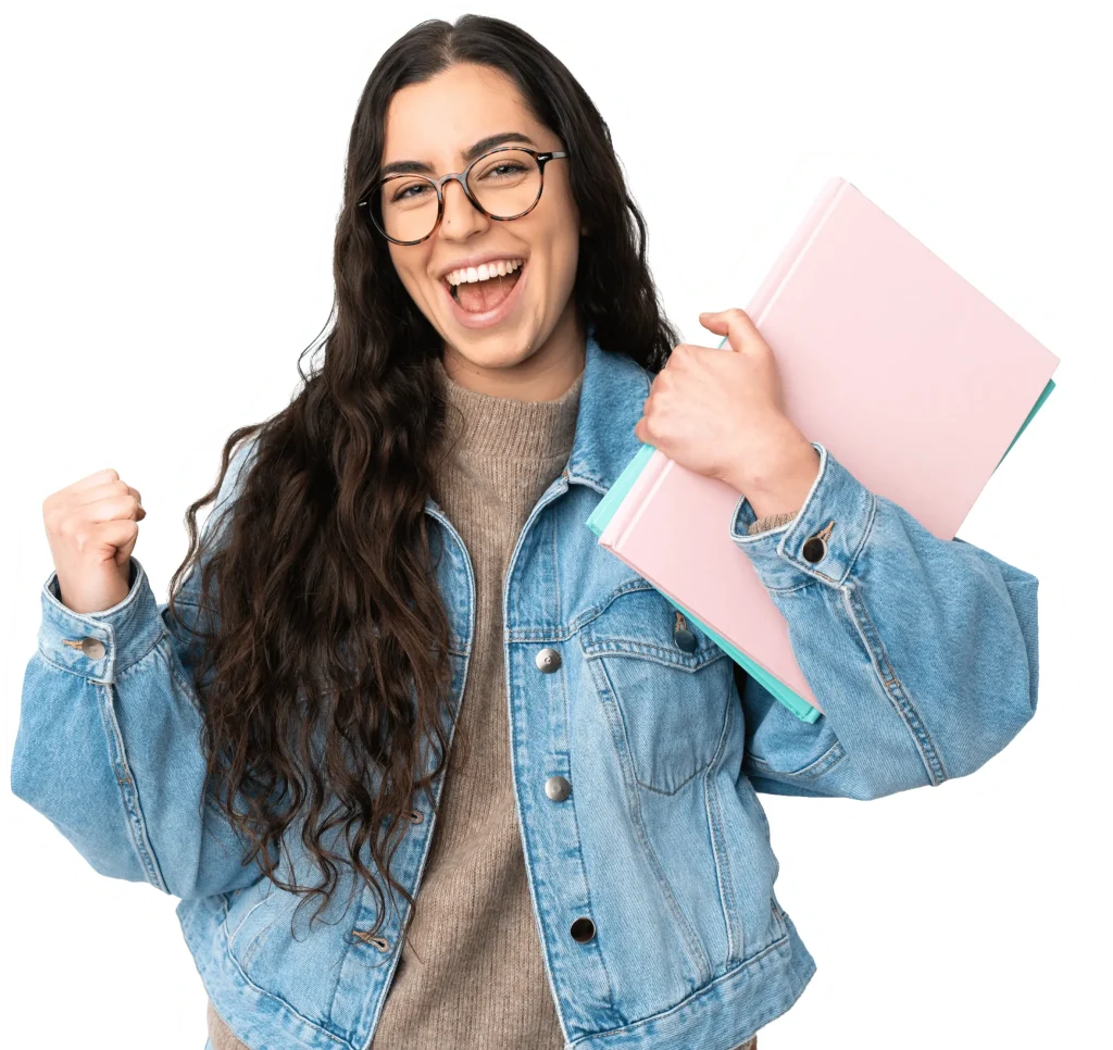 Mulher jovem sorrindo com caderno na mão